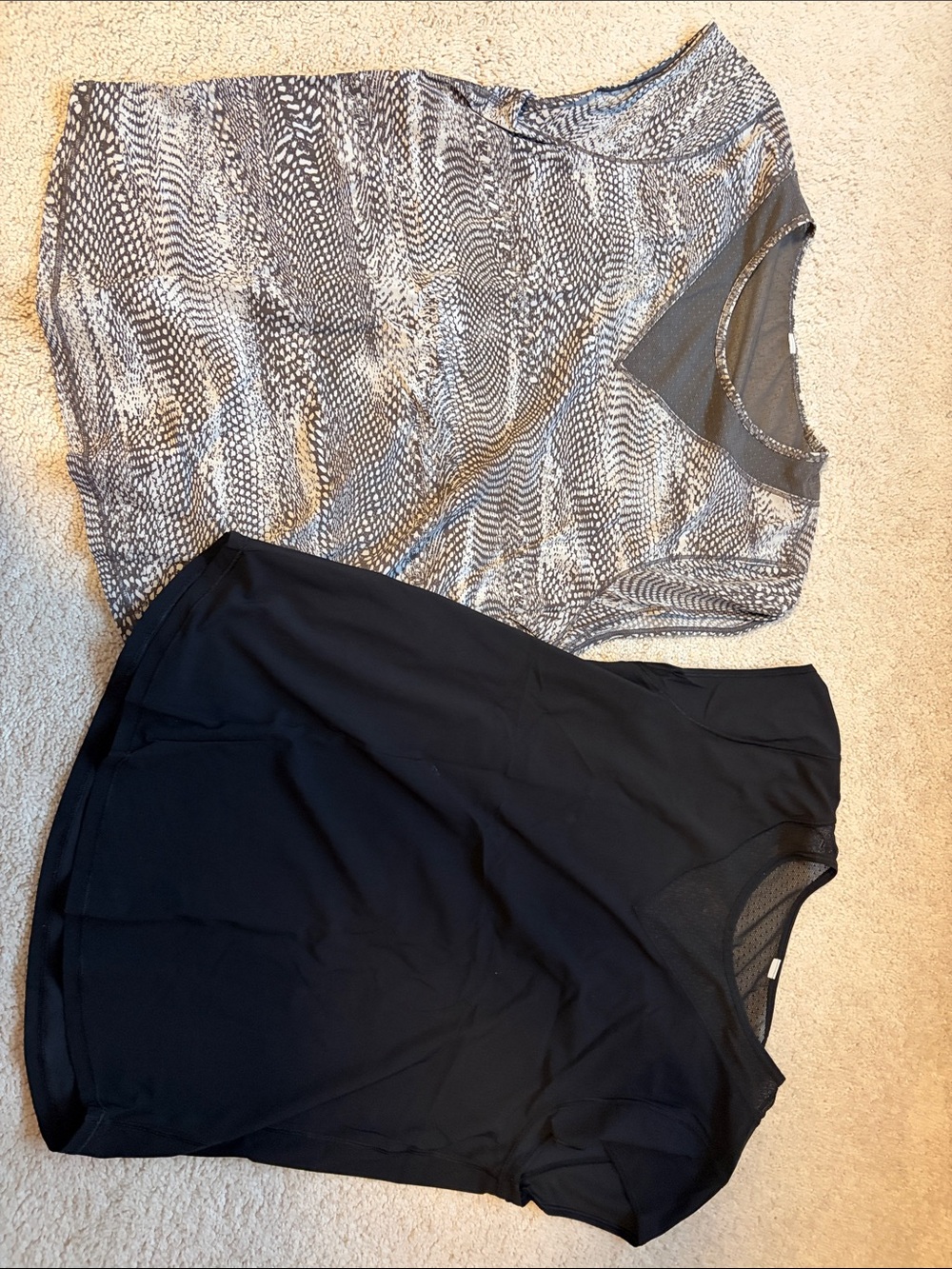 Lululemon athletica 2 Women's Short Sleeve Tops in Black and Gray Snake Print
